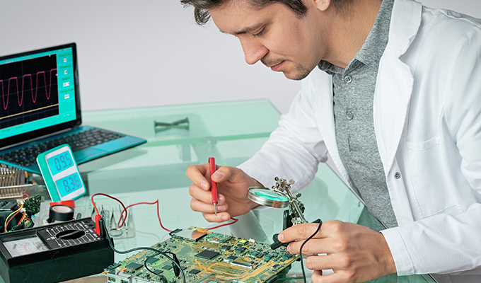 Ensamblado de componentes de equipos eléctricos y electrónicos
